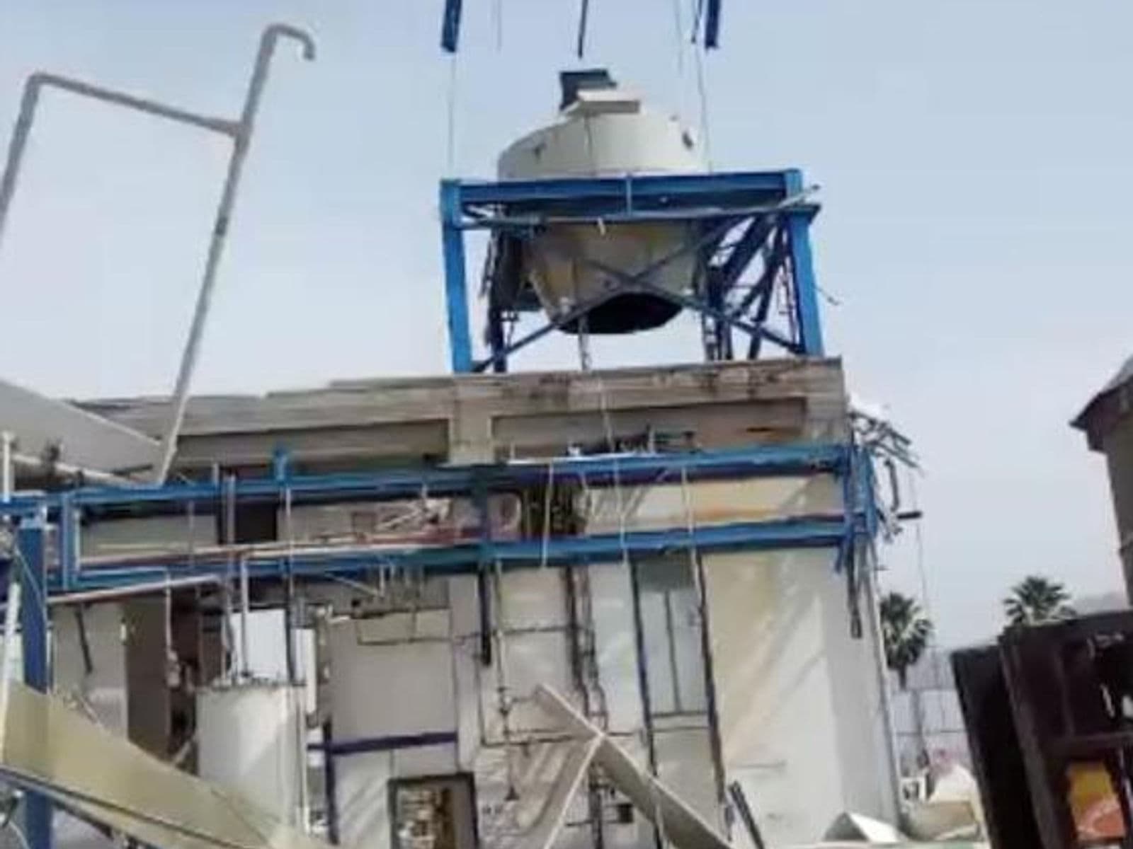 מיכלי תעשייה מפורקים בשטח עבודה