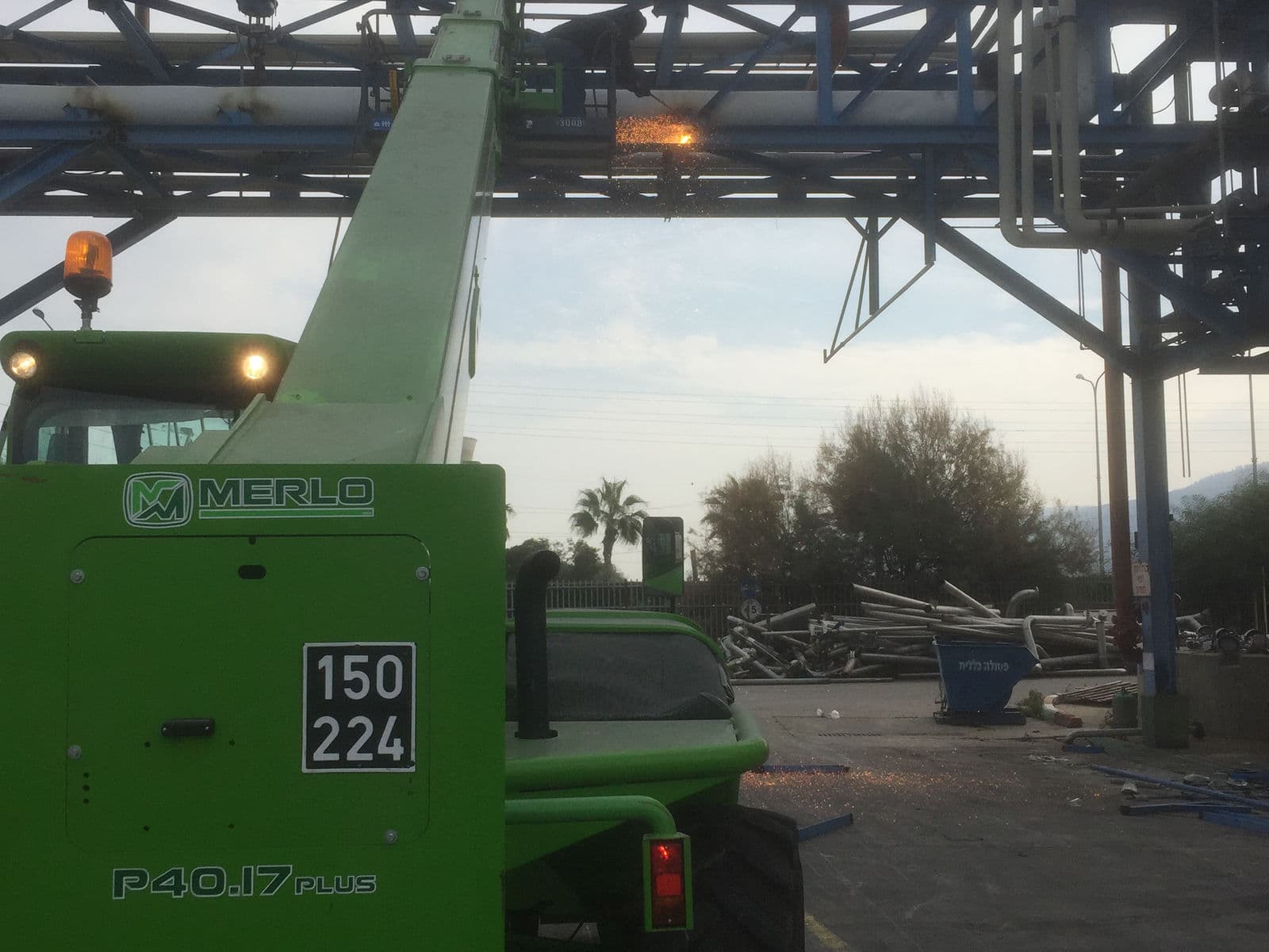 פירוק קו ייצור במפעל