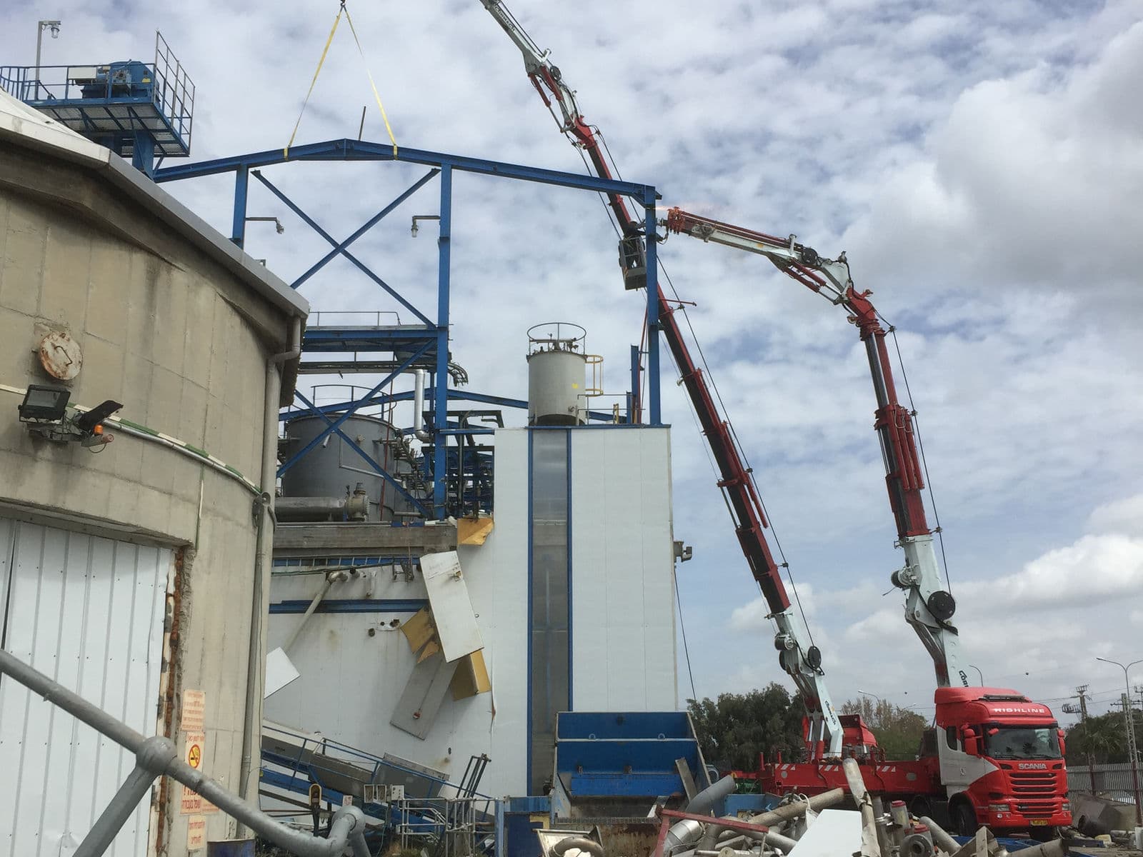 עבודות פירוק במפעל בתעשייה הכבדה