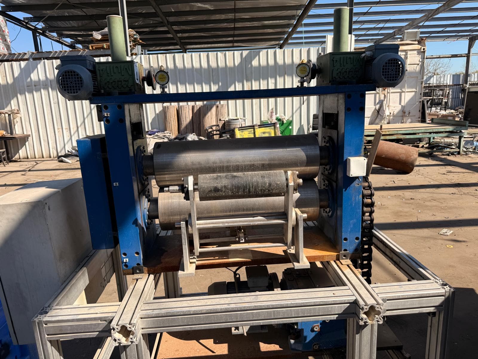 מכונת גלגול ושיטוח תעשייתית כבדה עם מערכת גלילים כפולה